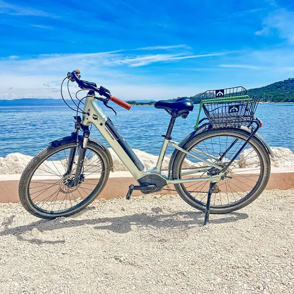 vtt-electrique-femme-confort-Le-Pirate-location-velo-vtt-porquerolles