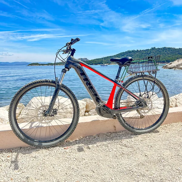 vtt-electrique-porte-bagage-Le-Pirate-location-velo-vtt-porquerolles